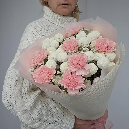 

ДАРИ ЦВЕТЫ Букет из кустовых хризантем сорта Ньютон, гвоздик и гипсофилы, Букет из кустовых хризантем сорта Ньютон, гвоздик и гипсофилы