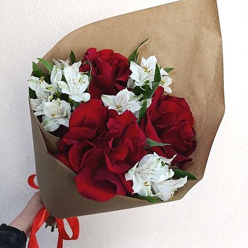 

ДАРИ ЦВЕТЫ Французские розы и альстромерии в крафте, Французские розы и альстромерии в крафте