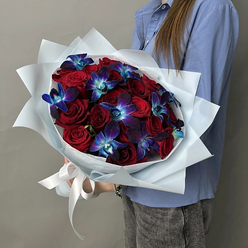 

БАЗАЦВЕТОВ24.РУ Букет с 19 красными розами Эквадор и синими орхидеями Дендробиум, Букет с 19 красными розами Эквадор и синими орхидеями Дендробиум
