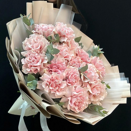 

VIBE СТУДИЯ ЦВЕТОВ И ПОДАРКОВ Букет из 15 французских роз с эвкалиптом, Букет из 15 французских роз с эвкалиптом