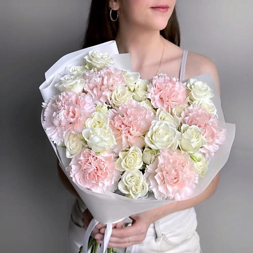

VIBE СТУДИЯ ЦВЕТОВ И ПОДАРКОВ Нежный букет розовый диантус и белые кустовые розы, Нежный букет розовый диантус и белые кустовые розы