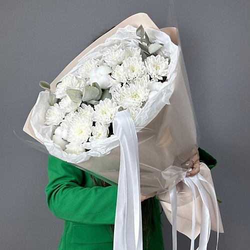 

VIBE СТУДИЯ ЦВЕТОВ И ПОДАРКОВ Букет из кустовых хризантем, эвкалипта и хлопка, Букет из кустовых хризантем, эвкалипта и хлопка