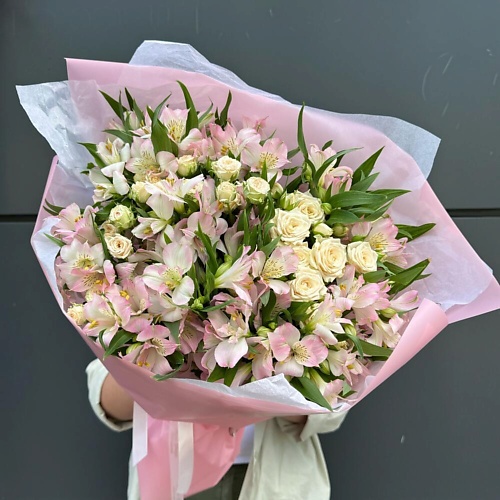 

ДАРИ ЦВЕТЫ Букет с кустовыми розами и альстромерией, Букет с кустовыми розами и альстромерией