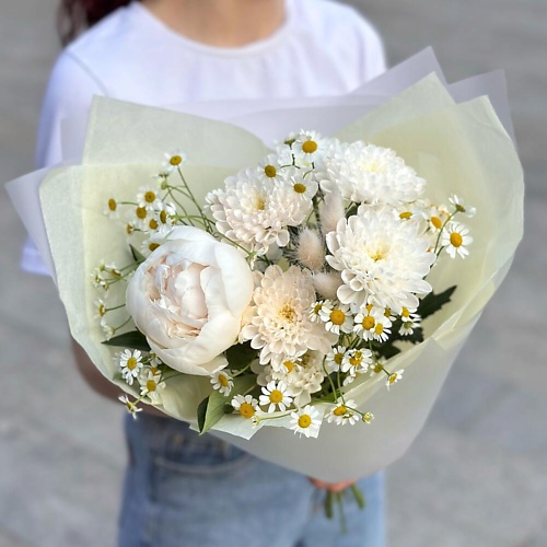 ДАРИ ЦВЕТЫ Полевой букет комплимент с пионом и ромашкой 2500₽
