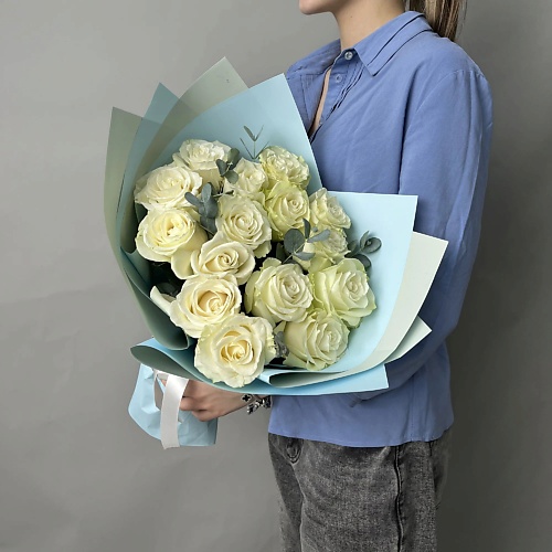 

БАЗАЦВЕТОВ24.РУ Букет из 15 белых роз Эквадор 40 см с эвкалиптом в голубой упаковке, Букет из 15 белых роз Эквадор 40 см с эвкалиптом в голубой упаковке