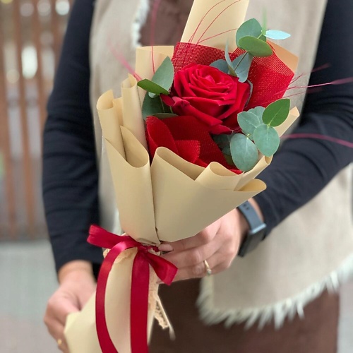 

ДАРИ ЦВЕТЫ Розочка с эвкалиптом комплимент, Розочка с эвкалиптом комплимент