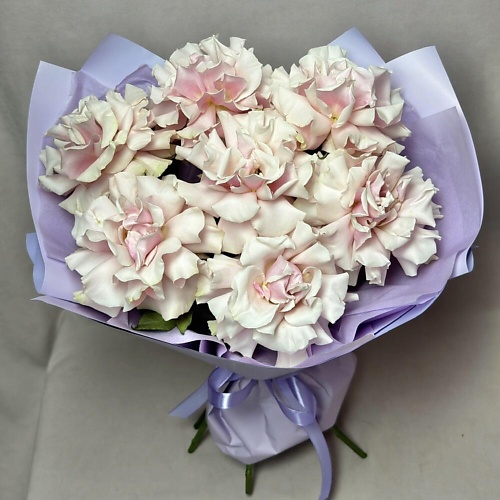 

ДАРИ ЦВЕТЫ 7 французских роз в сиреневом оформлении, 7 французских роз в сиреневом оформлении