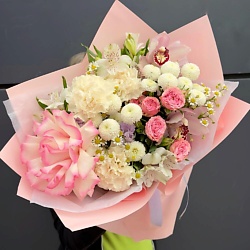 Букет с французской розой, хризантемами и диантусами