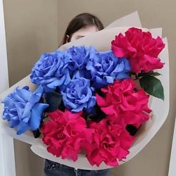 Букет из синих и малиновых французских роз