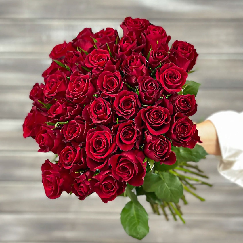 Изображение товара Букет из 33 красных живых роз с лентой 40 см Кения подарок