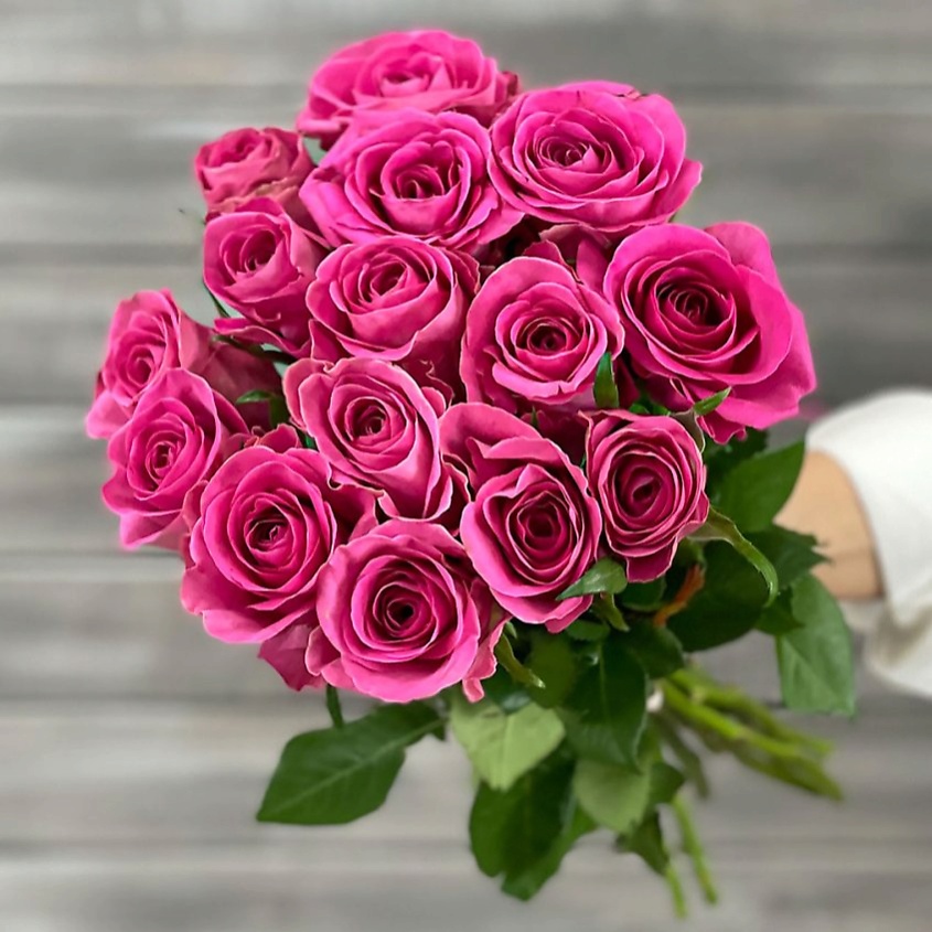 Изображение товара БУКЕТ МАРКЕТ ДАРИТЕ С УДОВОЛЬСТВИЕМ Букет из 11 малиновых роз с лентой Кения 40 см, 1шт.