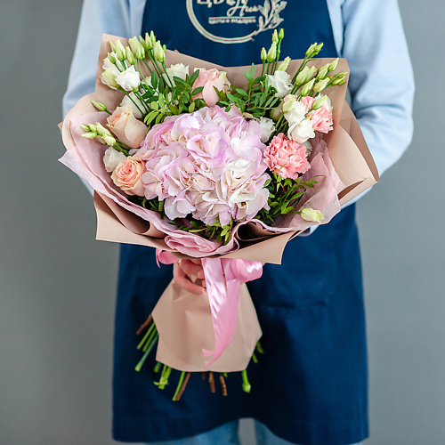 

ЦВЕТНИК ЦВЕТЫ И ПОДАРКИ Нежный букет с гортензией и лизиантусами, Нежный букет с гортензией и лизиантусами