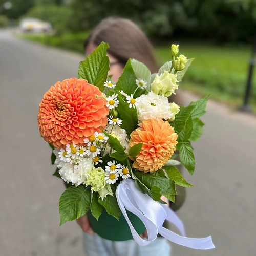 LE BOUQUET Рыжие георгины с полевыми ромашками и эустомой