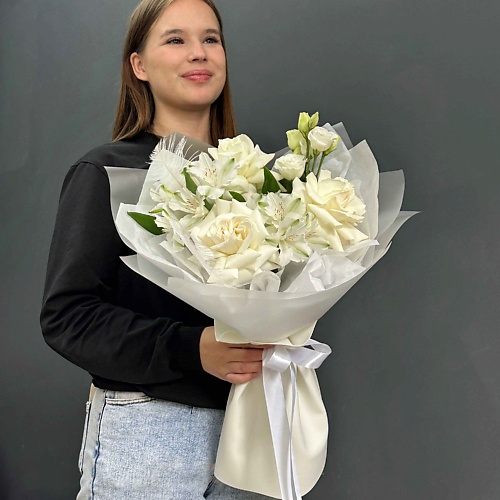 ЛАЙФБУКЕТ Букет из белых роз и альстромерий 