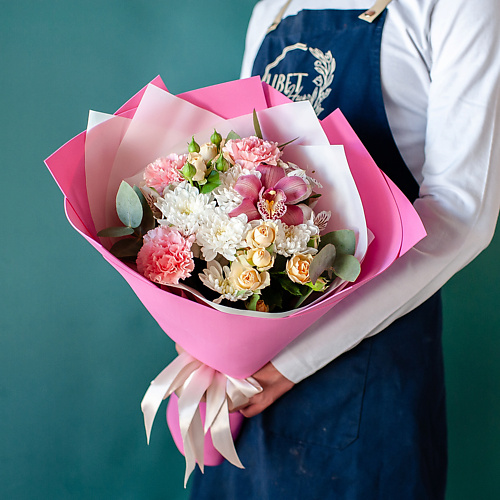 

ЦВЕТНИК ЦВЕТЫ И ПОДАРКИ Нежный букет с диантусами и орхидеей, Нежный букет с диантусами и орхидеей