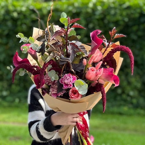 

LE BOUQUET Букет с каллами и корилусом, Букет с каллами и корилусом