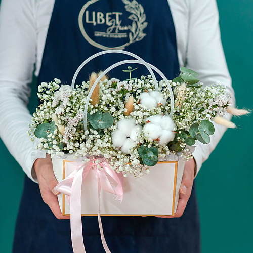 

ЦВЕТНИК ЦВЕТЫ И ПОДАРКИ Сумка белой гипсофилы с хлопком и эвкалиптом, Сумка белой гипсофилы с хлопком и эвкалиптом