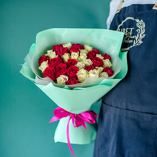 

ЦВЕТНИК ЦВЕТЫ И ПОДАРКИ Бело-малиновый микс из 35 кенийских роз, Бело-малиновый микс из 35 кенийских роз