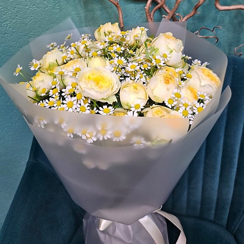 INNA FLOWERS САЛОН ЦВЕТОВ Букет из пионовидной кустовой розы и ромашки