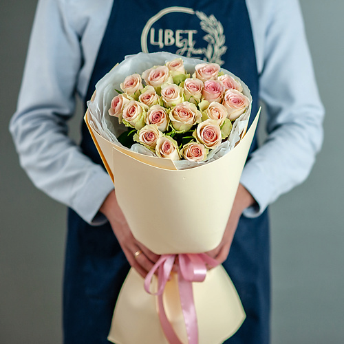 ЦВЕТНИК ЦВЕТЫ И ПОДАРКИ 19 нежных розовых роз в персиковом оформлении 3070₽