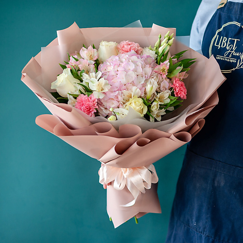 

ЦВЕТНИК ЦВЕТЫ И ПОДАРКИ Сборный букет с розовой гортензией, Сборный букет с розовой гортензией