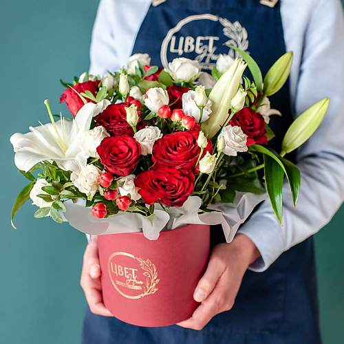 

ЦВЕТНИК ЦВЕТЫ И ПОДАРКИ Красно-белый букет в шляпной коробке, Красно-белый букет в шляпной коробке