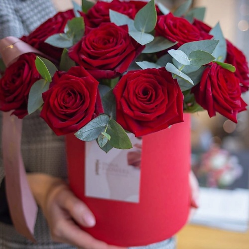 

INNA FLOWERS САЛОН ЦВЕТОВ Шляпная коробка с красными розами, Шляпная коробка с красными розами