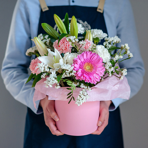 ЦВЕТНИК ЦВЕТЫ И ПОДАРКИ Сборный букет с лилией и герберой с шляпной коробке 4530₽