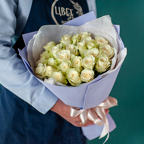 

ЦВЕТНИК ЦВЕТЫ И ПОДАРКИ Нежный букет 25 белых роз в сиреневом оформлении, Нежный букет 25 белых роз в сиреневом оформлении