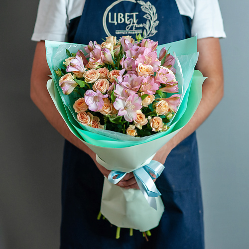 ЦВЕТНИК ЦВЕТЫ И ПОДАРКИ Сборный букет в нежном оформлении с кустовой розой и альстромерией