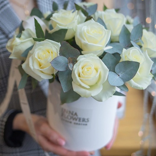 INNA FLOWERS САЛОН ЦВЕТОВ Шляпная коробка с белыми розами