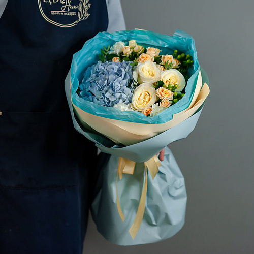 

ЦВЕТНИК ЦВЕТЫ И ПОДАРКИ Пионовидные розы с голубой гортензией в стильном оформлении, Пионовидные розы с голубой гортензией в стильном оформлении