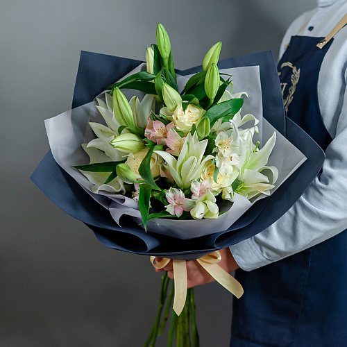 

ЦВЕТНИК ЦВЕТЫ И ПОДАРКИ Сборный букет из лилии и альстромерии в синем оформлении, Сборный букет из лилии и альстромерии в синем оформлении