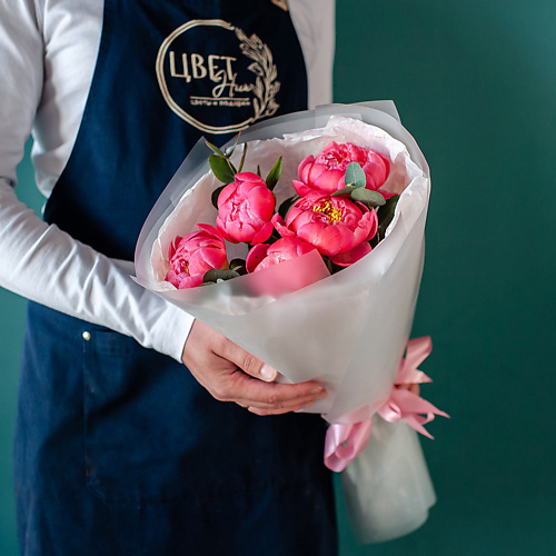 

ЦВЕТНИК ЦВЕТЫ И ПОДАРКИ 5 пионов корал шарм с эвкалиптом, 5 пионов корал шарм с эвкалиптом