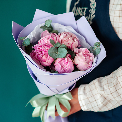 ЦВЕТНИК ЦВЕТЫ И ПОДАРКИ 5 пионов Сара Бернар с эвкалиптом