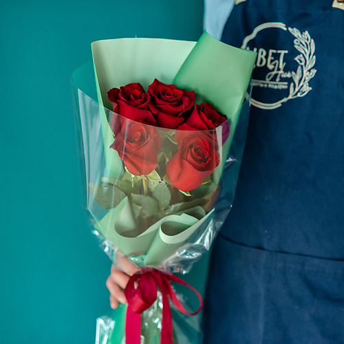 

ЦВЕТНИК ЦВЕТЫ И ПОДАРКИ Букет из 5 красных роз Эквадор в оформлении, Букет из 5 красных роз Эквадор в оформлении