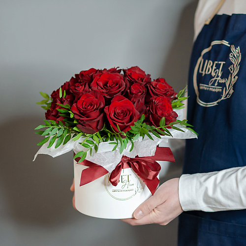 

ЦВЕТНИК ЦВЕТЫ И ПОДАРКИ Красная роза в шляпной коробке, Красная роза в шляпной коробке