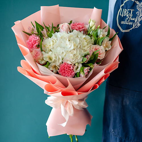 

ЦВЕТНИК ЦВЕТЫ И ПОДАРКИ Сборный букет с белой гортензией, Сборный букет с белой гортензией