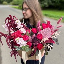 Плетеная сумка с амарантом и кустовыми розами