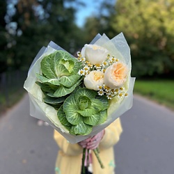 Пышный букет из пионовидных роз, брассики и ромашек