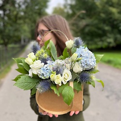 Сумка с кустовой гортензией, лизиантусом и эрингиумом
