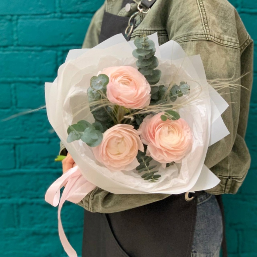 Изображение товара Букет из 3 розовых ранункулюсов с стифой и эвкалиптом для подарка