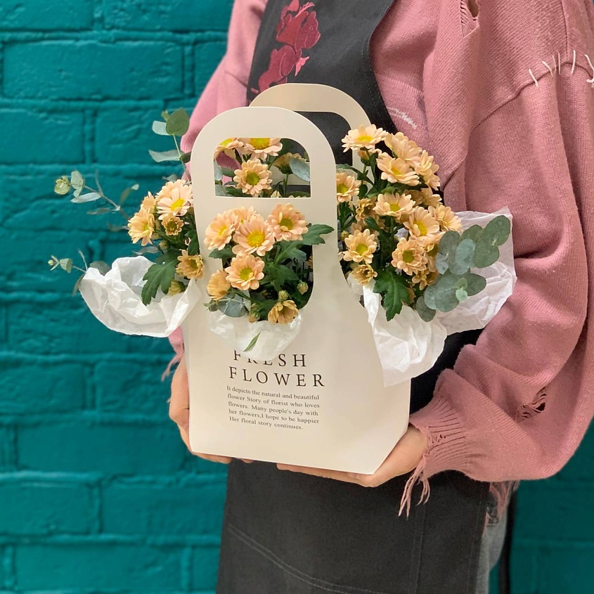 Изображение товара Букет живых цветов с персиковыми хризантемами и эвкалиптом 5 шт