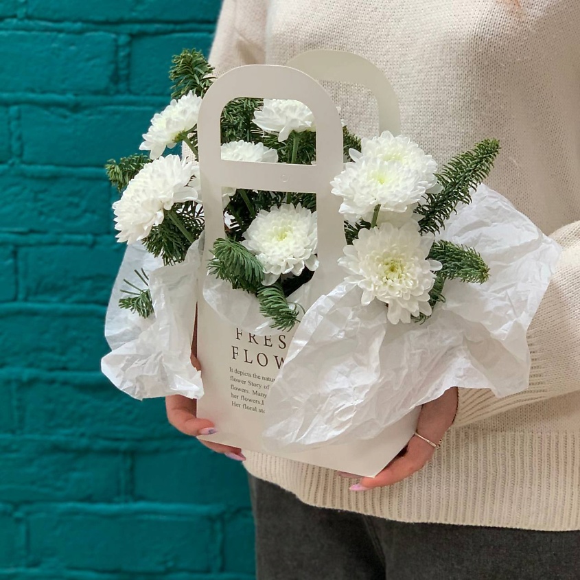 Изображение товара Букет из двух белых хризантем Цветы Мишки для подарка