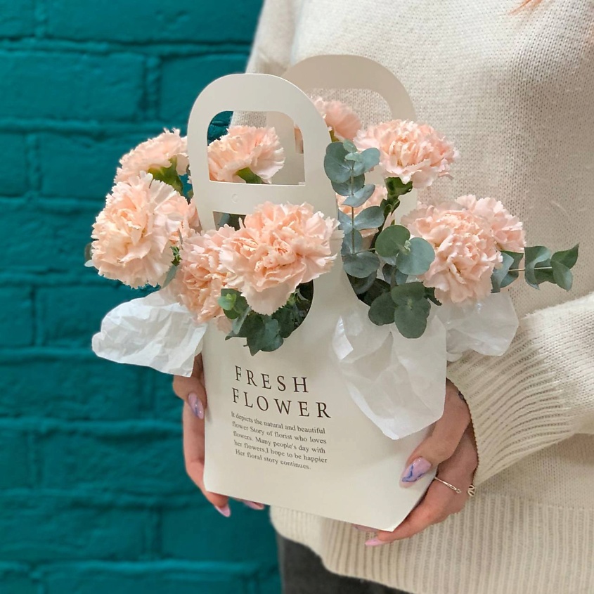 Изображение товара Букет из 13 розовых гвоздик Цветы Мишки - свежие цветы для подарка