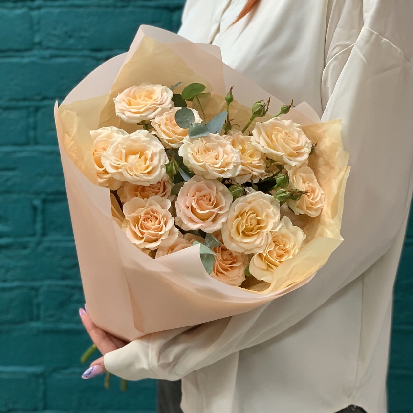 Изображение товара Букет из персиковой кустовой розы и эвкалипта на подарок