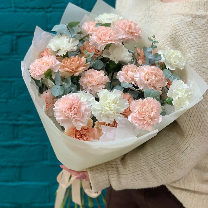 Изображение товара Букет из белых и персиковых гвоздик с эвкалиптом Цветы Мишки 1 шт.