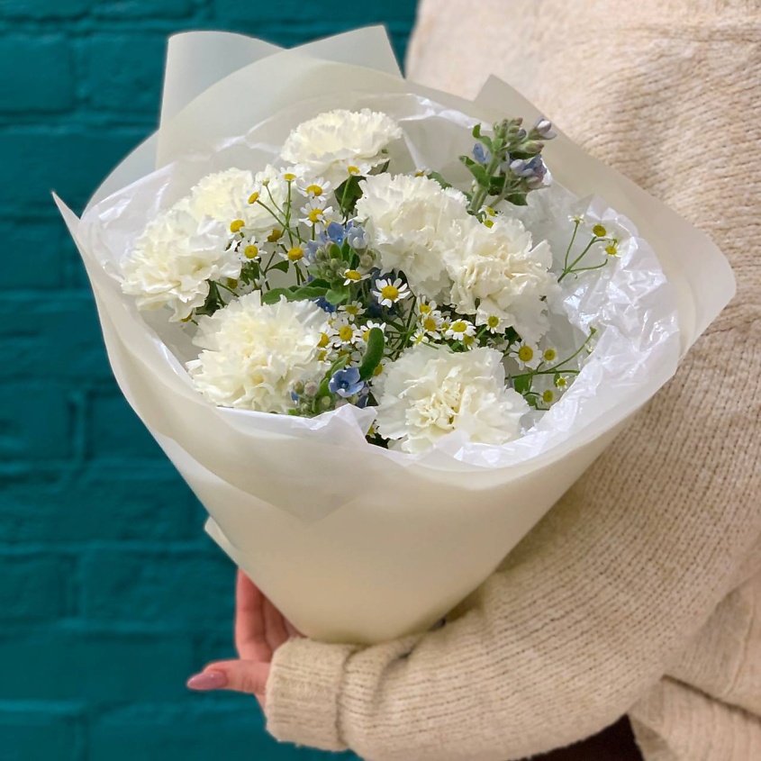 Изображение товара Букет из 7 белых гвоздик и танацетума для подарка Свежие цветы Мишки