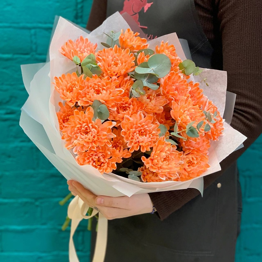 Изображение товара Букет из 5 персиковых хризантем и эвкалипта от Цветы Мишки