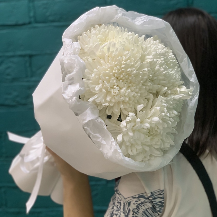 Изображение товара Букет из 5 белых хризантем цветы Мишки свежий подарок для любимых